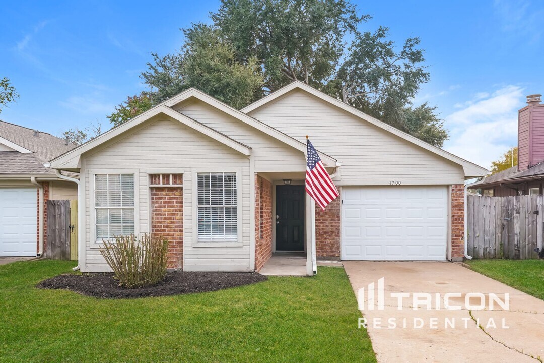 4700 Greenwood Dr in Rosenberg, TX - Building Photo