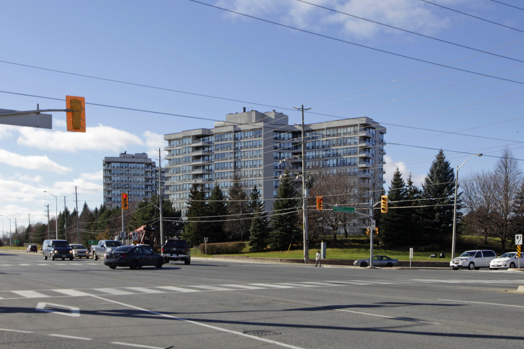 10 Laurelcrest St in Brampton, ON - Building Photo