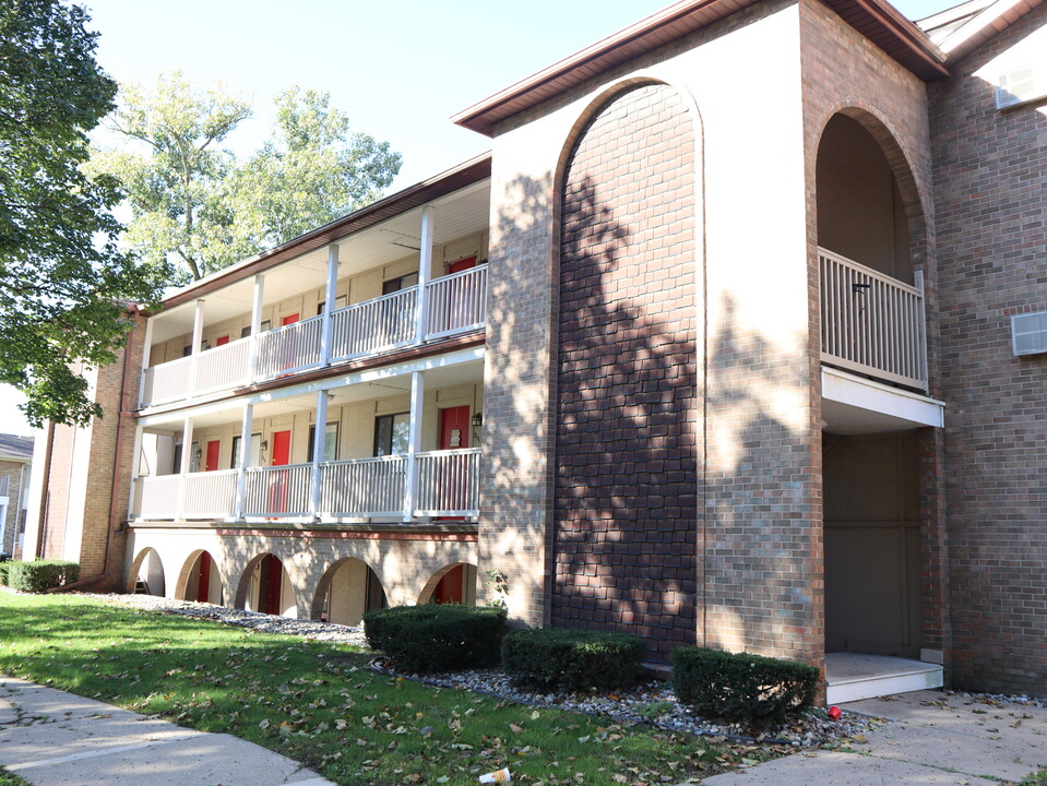 Sandhurst in Lansing, MI - Building Photo