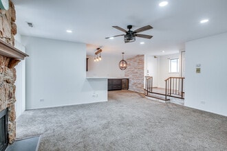 340 Springlake Ln in Aurora, IL - Building Photo - Building Photo