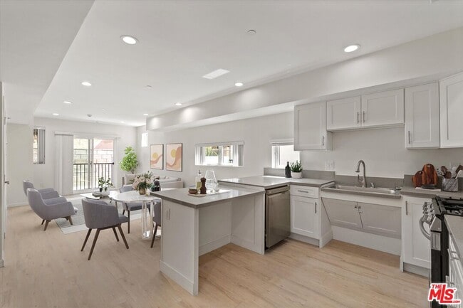 1409 N Hobart Blvd in Los Angeles, CA - Building Photo - Building Photo