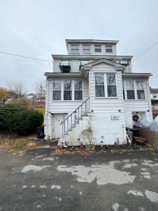 196 Railroad St in Tamaqua, PA - Foto de edificio