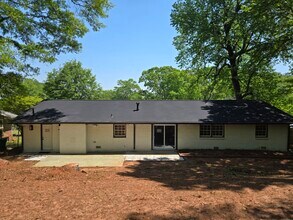 2401 Winshire Dr in Decatur, GA - Building Photo - Building Photo