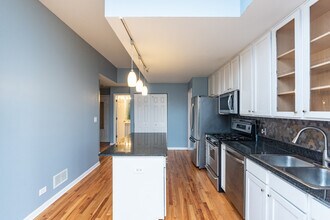 2356 N Elston Ct in Chicago, IL - Building Photo - Building Photo