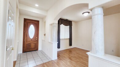 1083 Somersby Way in Brentwood, CA - Foto de edificio - Building Photo