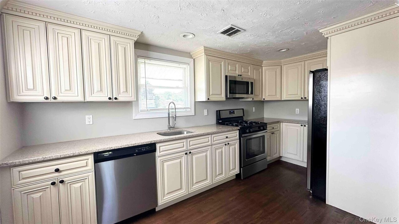 27 Southridge Dr in Glen Cove, NY - Building Photo