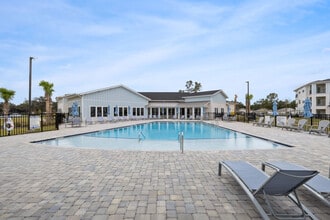 Ascend At Woodlands in Pace, FL - Foto de edificio - Building Photo