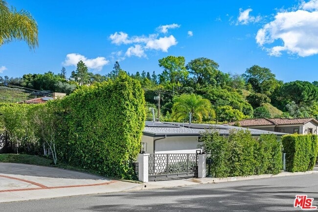 2120 San Ysidro Dr in Beverly Hills, CA - Building Photo - Building Photo