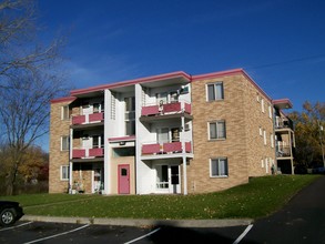 Hilltop Apartments in Roseville, MN - Building Photo - Building Photo