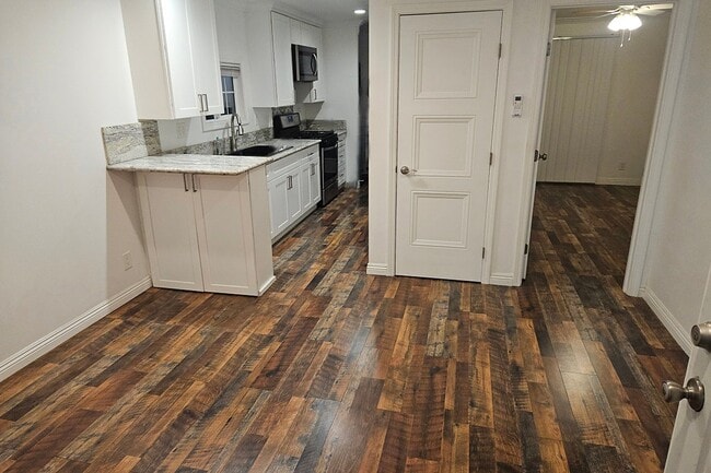 211 N Huntington St in San Fernando, CA - Building Photo - Building Photo
