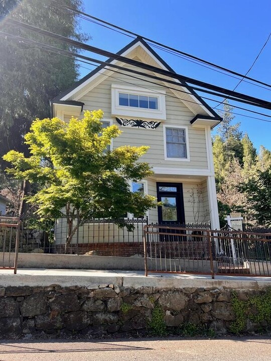 126 Boulder St in Nevada City, CA - Building Photo