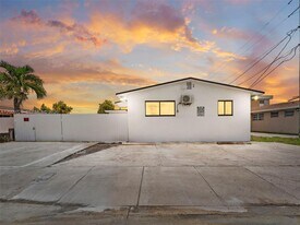 1370 W 29th St in Hialeah, FL - Building Photo