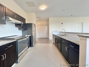 215 Stillwater Ave in Stamford, CT - Building Photo - Building Photo