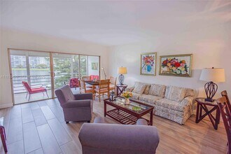 2751 N Palm Aire Dr in Pompano Beach, FL - Building Photo - Building Photo