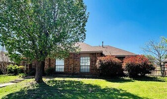 2246 Arbor Creek Dr in Carrollton, TX - Building Photo