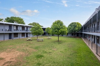 Ashwood Court in Lubbock, TX - Foto de edificio - Building Photo