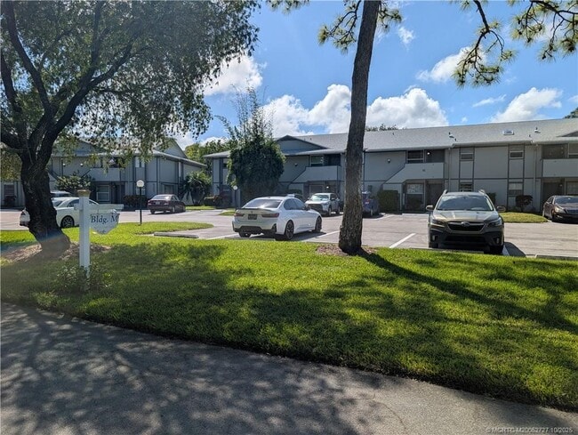 8291 SE Croft Cir in Hobe Sound, FL - Building Photo - Building Photo