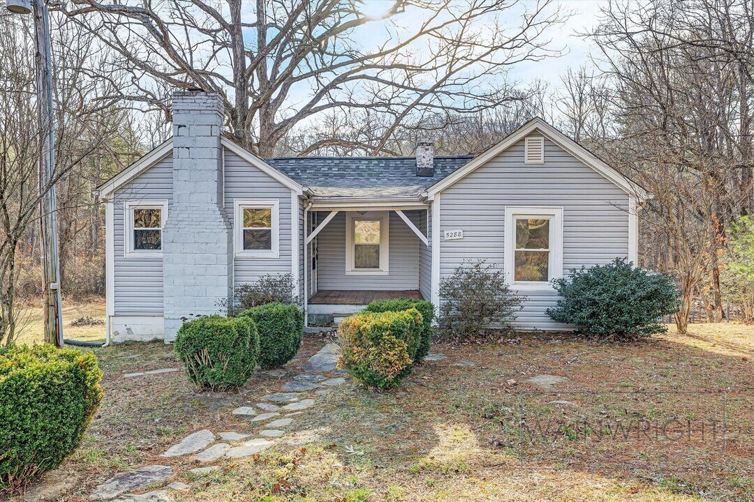 5288 Bradshaw Rd in Salem, VA - Building Photo