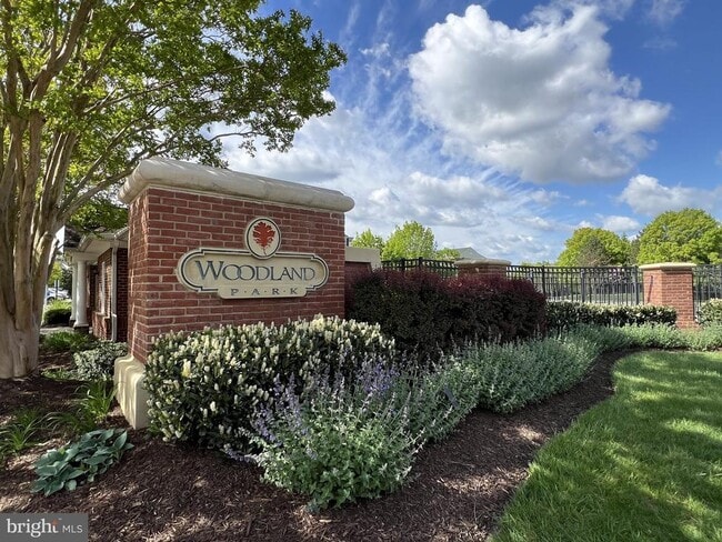 13051 Park Crescent Cir in Herndon, VA - Foto de edificio - Building Photo