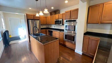8 Maple St in Dover, NH - Building Photo - Building Photo