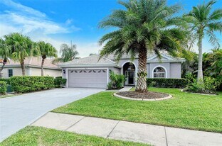 6807 Sagebrush Cir in Sarasota, FL - Building Photo