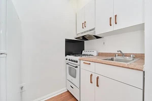 317 W 29th St in New York, NY - Building Photo