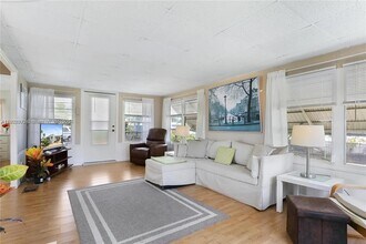 8616 SW 16th Pl in Davie, FL - Foto de edificio - Building Photo