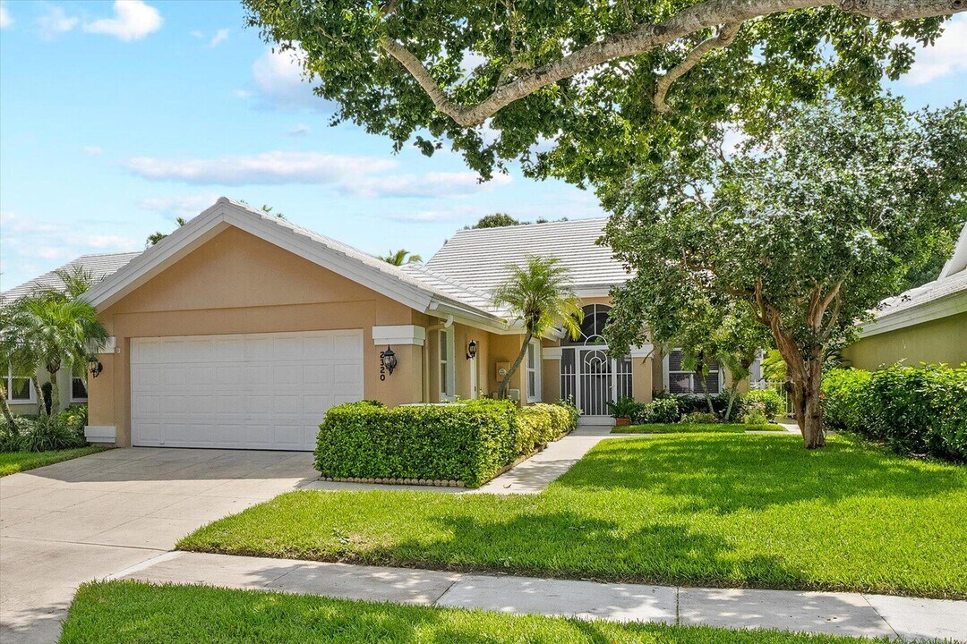 2320 Saratoga Bay Dr in West Palm Beach, FL - Foto de edificio