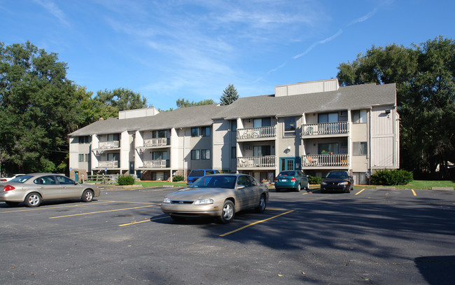 Cavanaugh West in Lansing, MI - Foto de edificio - Building Photo