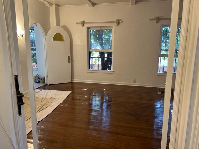 2041 N Vermont Ave in Los Angeles, CA - Building Photo - Building Photo