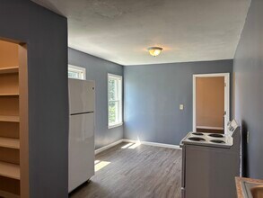 2 Parkin Ave, Unit 2nd floor in Taunton, MA - Foto de edificio - Building Photo
