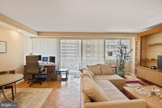 4515 Willard Ave, Unit 1111S in Chevy Chase, MD - Foto de edificio - Building Photo