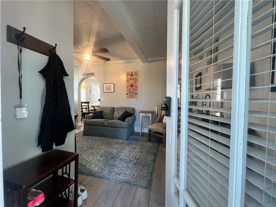 16 Vaughan Ave in Newport, RI - Foto de edificio