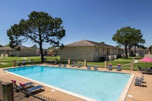 Tanglewood in Westwego, LA - Building Photo