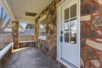 1440 E Locust St in Springfield, MO - Building Photo - Building Photo