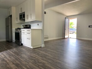 5675 Wendi St in La Mesa, CA - Foto de edificio - Building Photo