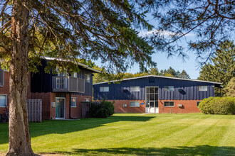 Cedar Creek Apartments in Okemos, MI - Foto de edificio - Building Photo