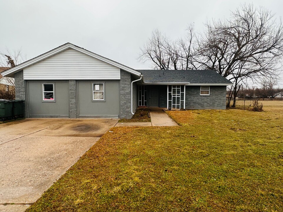 3221 Chetwood Dr in Del City, OK - Building Photo