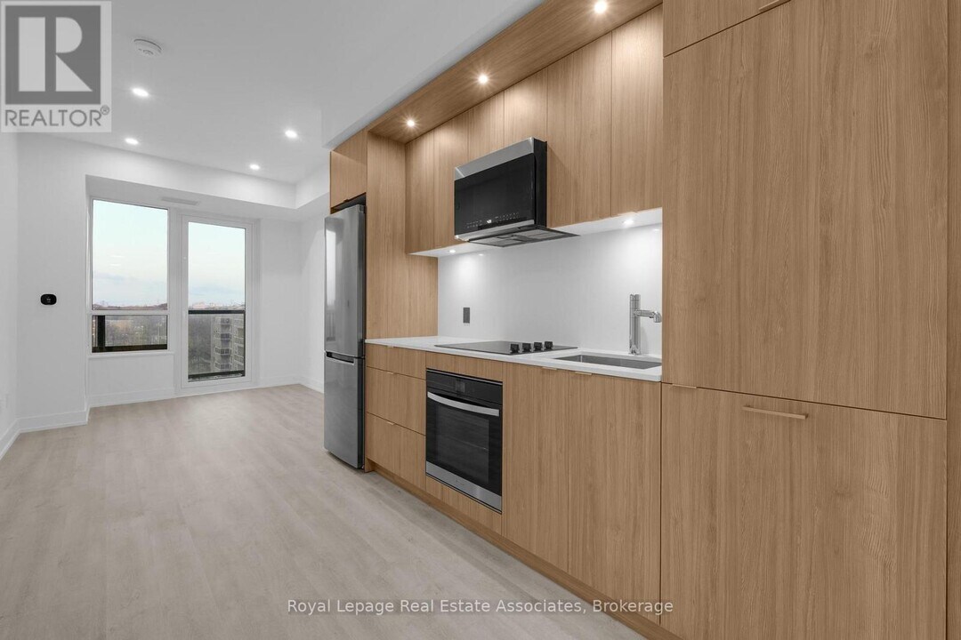 60 Central Park Roadway in Toronto, ON - Building Photo