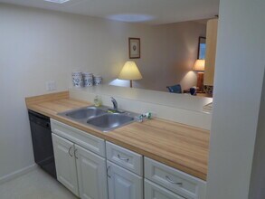 5527 NE Gulfstream Way in Stuart, FL - Building Photo - Building Photo