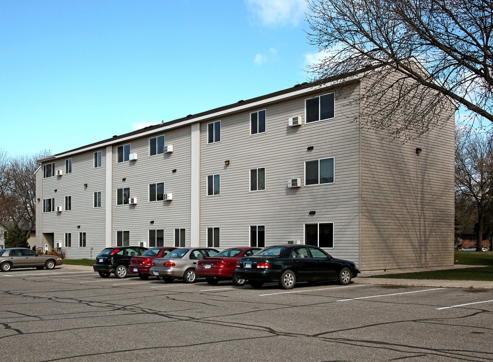 Clinton House Apartments in Hutchinson, MN - Building Photo