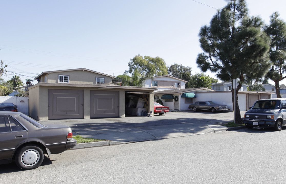 2218 Rutgers Dr in Costa Mesa, CA - Foto de edificio