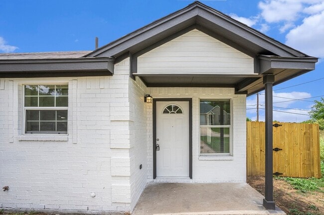 2200 Brookes St in Fort Worth, TX - Building Photo - Building Photo