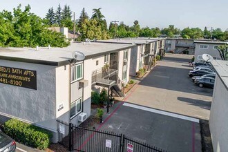 Wyda Way in Sacramento, CA - Building Photo - Building Photo