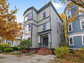1576 Cambridge St, Unit 1R in Cambridge, MA - Building Photo