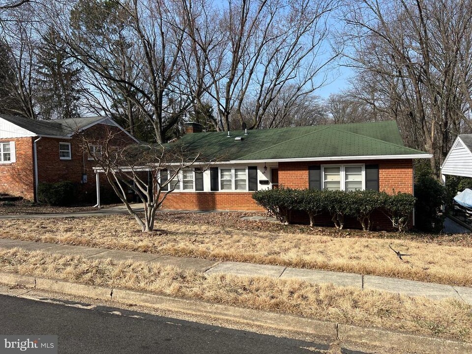 668 S Illinois St in Arlington, VA - Building Photo