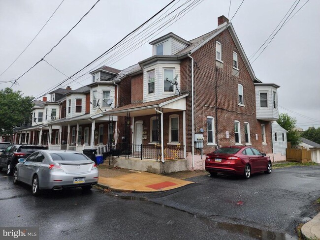 253 E Ettwein St in Bethlehem, PA - Building Photo - Building Photo