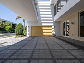 7451 NW 103rd Ct in Doral, FL - Building Photo - Building Photo