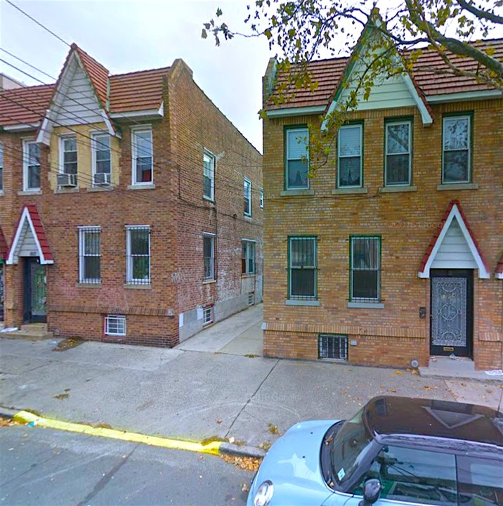 1754 Dekalb Ave in Ridgewood, NY - Foto de edificio