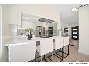 7640 SW Whitford Dr in Portland, OR - Building Photo - Building Photo